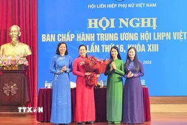 Ban Chấp hành Hội Liên hiệp Phụ nữ Việt Nam tặng hoa chúc mừng bà Lê Thị Thủy. (Ảnh: Phúc Hằng/TTXVN)