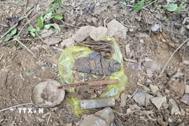 Các di vật tìm thấy cùng với hài cốt liệt sỹ. (Ảnh: TTXVN phát)