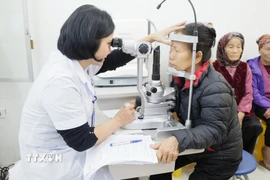 Với sự hỗ trợ chuyên môn của tuyến trên, người dân sẽ được tiếp cận với dịch vụ y tế chất lượng cao, hiện đại ngay tại phường, xã. (Ảnh: Nguyễn Cúc/TTXVN)