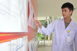 Sinh viên trường Đại học Y Dược, Đại học Huế, xem danh sách đại biểu ứng cử tại điểm bầu cử tại trường. (Ảnh: Văn Dũng/TTXVN)