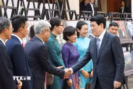Chủ tịch nước Lương Cường với cán bộ, nhân viên Đại sứ quán Việt Nam tại Lào. (Ảnh: Lâm Khánh/TTXVN)