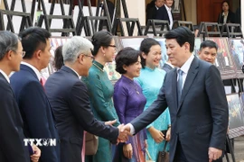 Chủ tịch nước Lương Cường với cán bộ, nhân viên Đại sứ quán Việt Nam tại Lào. (Ảnh: Lâm Khánh/TTXVN)