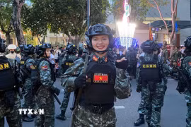 Chiến sỹ Nguyễn Ngọc Linh Đan thuộc Khối Nữ cảnh sát cơ động. (Ảnh: Hồng Giang/TTXVN)
