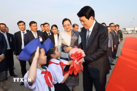 Chủ tịch nước Lương Cường tại sân bay quốc tế Wattay, thủ đô Vientiane, Lào. (Ảnh: Lâm Khánh/TTXVN)