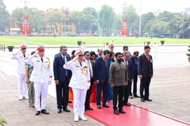 Tổng thống Sri Lanka Anura Kumara Dissanayaka đến đặt vòng hoa và vào Lăng viếng Chủ tịch Hồ Chí Minh. (Ảnh: Minh Đức/TTXVN)