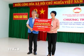 Thành phố Hồ Chí Minh trao 10 tỷ đồng cho Lâm Đồng khắc phục thiệt hại do thiên tai. (Ảnh: Nguyễn Thanh/TTXVN)