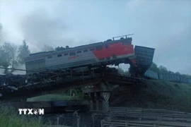 Hiện trường vụ sập cầu khiến đoàn tàu bị trật bánh ở tỉnh Kursk, Liên bang Nga ngày 1/6/2025. (Ảnh: REUTERS/TTXVN)