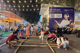 Trò chơi nhảy sạp thu hút các em nhỏ tham gia. (Ảnh: Thu Hương/TTXVN)