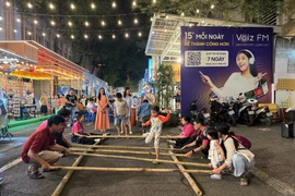 Trò chơi nhảy sạp thu hút các em nhỏ tham gia. (Ảnh: Thu Hương/TTXVN)