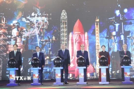 Tổng Bí thư Tô Lâm, Thủ tướng Phạm Minh Chính cùng các đồng chí Lãnh đạo, nguyên Lãnh đạo Đảng, Nhà nước thực hiện nghi thức khai mạc Triển lãm thành tựu đất nước. (Ảnh: Thống Nhất/TTXVN)