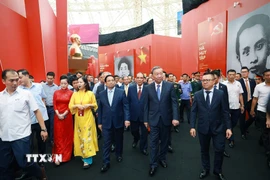 Tổng Bí thư Tô Lâm và Thủ tướng Phạm Minh Chính tham quan Triển lãm "80 năm Hành trình Độc lập - Tự do - Hạnh phúc". (Ảnh: Dương Giang/TTXVN)