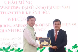 Bí thư Tỉnh ủy Khánh Hòa Trần Phong trao quà lưu niệm tặng Đại sứ Ấn Độ tại Việt Nam Tshering Wangchuk Sherpa. (Ảnh: Xuân Triệu/TTXVN)