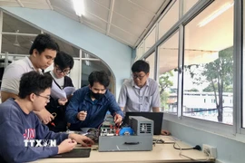 Sinh viên Trường Đại học Bách Khoa – Đại học Quốc gia TP. Hồ Chí Minh thực hành ứng dụng công nghệ cao. (Ảnh: Mỹ Phương/TTXVN)
