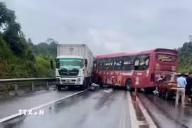 Hiện trường vụ va chạm giao thông giữa 4 xe ôtô khiến giao thông ùn tắc trên cao tốc Nội Bài-Lào Cai. (Ảnh: TTXVN phát)
