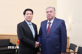 Chủ tịch nước Lương Cường gặp Tổng thống Tajikistan Emomali Rahmon. (Ảnh: Lâm Khánh/TTXVN)