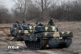 Xe tăng Leopard 2A4 của Đức tham gia tập trận gần Tata, Hungary ngày 6/2/2023. (Ảnh: REUTERS/TTXVN)