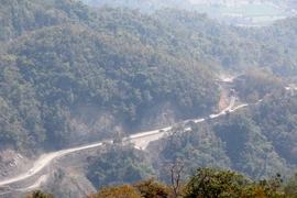 Thi công quốc lộ 28B đoạn qua đèo Đại Ninh. (Ảnh: Nguyễn Thanh/TTXVN)