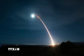 Vụ phóng thử tên lửa đạn đạo xuyên lục địa (ICBM) Minuteman III tại Căn cứ không quân Vandenberg, California, Mỹ ngày 5/2/2020. (Ảnh: AFP/TTXVN)