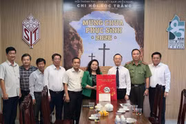 Đoàn tặng quà tại Hội thánh Tin Lành Việt Nam (miền Nam), Chi hội Sóc Trăng. (Ảnh: Trung Kiên/TTXVN)