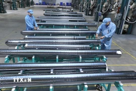 Chế tạo vật liệu sản xuất pin năng lượng mặt trời tại Công ty Trách nhiệm hữu hạn JA Solar Việt Nam, vốn đầu tư của Hong Kong (Trung Quốc) tại khu công nghiệp Quang Châu (Bắc Giang). (Ảnh: Danh Lam/TTXVN)