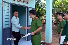 Anh Puih Thái, nạn nhân bị lừa bán sang Campuchia vui mừng được nhận căn nhà mới do chính quyền địa phương hỗ trợ xây dựng. (Ảnh: Hồng Điệp/TTXVN)