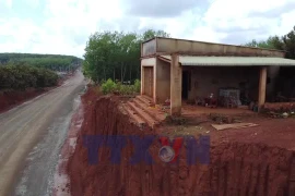 Đồng Nai: Cận cảnh những nhà dân "treo" ở độ cao 10m sau khi hạ mặt đường