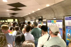 Người dân xếp hàng chờ lên tàu điện ngầm ở thủ đô Washington D.C. (Ảnh: Ngọc Quang/TTXVN)