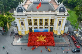 600 phụ nữ thủ đô đồng diễn áo dài, xếp khối hình cờ Tổ quốc trước Nhà hát Lớn