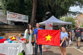 Các bạn Hy Lạp hào hứng tham gia ngày Việt Nam. (Ảnh do Đại sứ quán cung cấp)