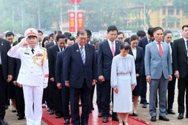 Thủ tướng Nhật Bản Ishiba Shigeru và Phu nhân cùng các đại biểu thành kính tưởng nhớ Chủ tịch Hồ Chí Minh. (Ảnh: An Đăng/TTXVN)