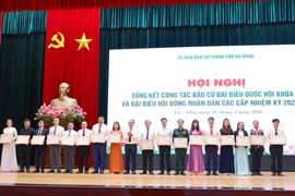 Đại diện các tập thể nhận tuyên dương khen thưởng vì thành tích xuất sắc trong công tác thực hiện bầu cử tại Đà Nẵng. (Ảnh: Trần Lê Lâm/TTXVN)