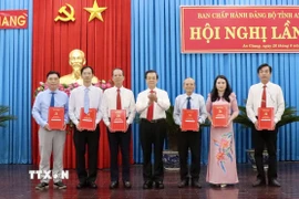 Ông Lê Hồng Quang, Bí thư Tỉnh ủy An Giang trao Quyết định bổ nhiệm lãnh đạo Báo và Phát thanh Truyền hình An Giang. (Ảnh: Thanh Sang/TTXVN)