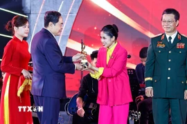 Chủ tịch Quốc hội Trần Thanh Mẫn và Phó Chủ tịch Quốc hội Trần Quang Phương trao Giải B cho tác giả, nhóm tác giả. (Ảnh: Doãn Tấn/TTXVN)
