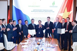 Thủ tướng Phạm Minh Chính và Phó Thủ tướng Liên bang Nga Alexander Novak chứng kiến ký kết hợp tác giữa Petrovietnam (PVN) và Zarubezhneft (Nga). (Ảnh: Dương Giang/TTXVN)