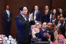 Thủ tướng Phạm Minh Chính và các đại biểu tham dự lễ bế mạc. (Ảnh: Dương Giang/TTXVN)