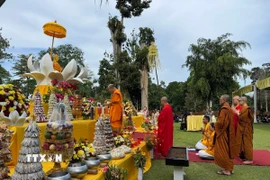 Sư tăng thực hành các nghi thức truyền thống tại lễ Phật đản ở đền Kedaton, tỉnh Jambi, Indonesia. (Ảnh: Đỗ Quyên/TTXVN)