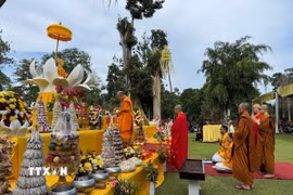 Sư tăng thực hành các nghi thức truyền thống tại lễ Phật đản ở đền Kedaton, tỉnh Jambi, Indonesia. (Ảnh: Đỗ Quyên/TTXVN)