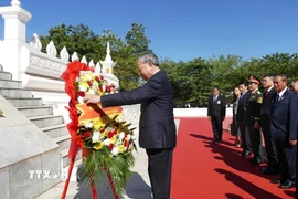 Tổng Bí thư Tô Lâm đặt vòng hoa tại Đài tưởng niệm các chiến sỹ vô danh ở thủ đô Vientiane. (Ảnh: Xuân Tú/TTXVN)