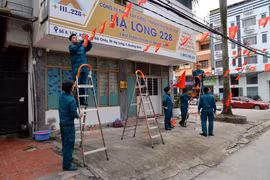 Lực lượng chức năng phường Bãi Cháy trang trí các tuyến đường, khu phố cho ngày bầu cử. (Ảnh: Đức Hiếu/TTXVN)