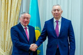 Phó Thủ tướng Thường trực Chính phủ Nguyễn Hoà Bình và Phó Thủ tướng, Bộ trưởng Bộ Kinh tế Quốc dân Kazakhstan ông Serik Zhumangarin. (Ảnh: Tâm Hằng/TTXVN)