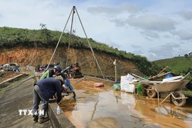 Sáng 10/11, đơn vị thi công bắt đầu tiến hành khoan phụt tại 51 vị trí để bơm bêtông, hóa chất chống thấm vào thân đập chính nhằm gia cố công trình hồ thuỷ lợi Cay An (xã Tà Năng, Lâm Đồng). (Ảnh: TTXVN phát)