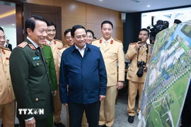 Thủ tướng Phạm Minh Chính kiểm tra công tác đảm bảo trật tự an toàn giao thông của lực lượng Cảnh sát giao thông. (Ảnh: Dương Giang/TTXVN)