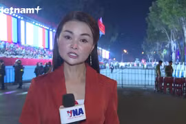 Người dân TP Hồ Chí Minh thức xuyên đêm đợi xem Lễ kỷ niệm, diễu binh, diễu hành