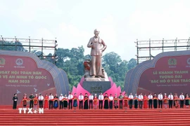 Tổng Bí thư Tô Lâm và các đại biểu thực hiện nghi thức khánh thành Tượng đài “Bác Hồ ở Tân Trào” tại xã Tân Trào, tỉnh Tuyên Quang. (Ảnh: Thống Nhất/TTXVN)