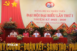 Đoàn Chủ tịch điều hành Đại hội. (Ảnh: Khiếu Tư/TTXVN)
