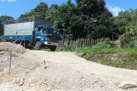 Mặt đường Quốc lộ 40B bị sụt lún, gây nhiều khó khăn cho các phương tiện lưu thông. (Ảnh: Dư Toán/TTXVN)