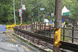Đoạn đường bị hư hại do mưa lớn tại Seoul, Hàn Quốc ngày 13/8/2025. (Ảnh: Yonhap/TTXVN)