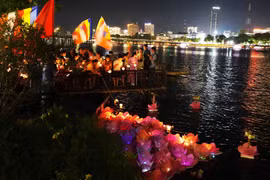 Tăng ni, phật tử tham gia Lễ hội hoa đăng tiến hành thả hoa đăng xuống sông Hương, thành phố Huế. (Ảnh: Nguyên Lý/TTXVN)