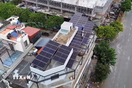 Lắp đặt hệ thống điện mặt trời mái nhà tại các hộ dân phường Ngô Quyền, thành phố Hải Phòng. (Ảnh: Hoàng Ngọc/TTXVN)