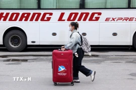 Người dân hối hả rời Thủ đô về quê trong buổi chiều làm việc của kỳ nghỉ lễ 4 ngày, tại bến xe Nước Ngầm. (Ảnh: Quốc Khánh/TTXVN)